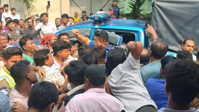 দৌলতপুরে মাদ্রাসাশিক্ষকের বিরুদ্ধে একাধিক শিক্ষার্থীকে যৌন নির্যাতনের অভিযোগ, আহত ৩ পুলিশ